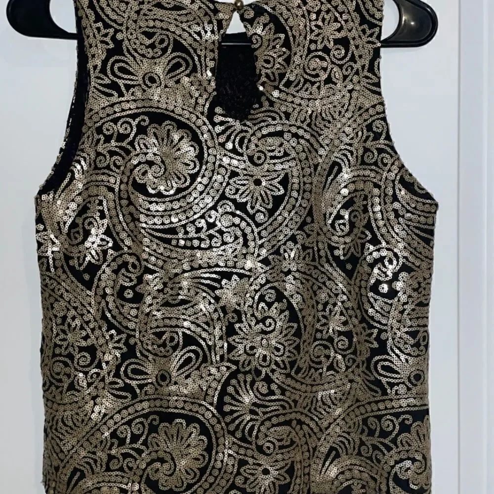 NWT One Clothing Los Angeles gold/sequined top XS.